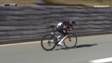 Chris Froome desciende el Peyresourde montado sobre el tubo del cuadro durante la octava etapa del Tour de Francia 2016 entre Pau y Bagneres de Luchon.