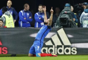 1-0. Olivier Giroud celebró el primer gol.