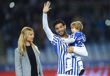 SAN SEBASTIAN, SPAIN - DECEMBER 20: Carlos Vela of Real Sociedad is honored by the fans on his last match as player of Real Sociedad during the La Liga match between Real Sociedad and Sevilla at on December 20, 2017 in San Sebastian, . (Photo by Juan Manuel Serrano Arce/Getty Images)