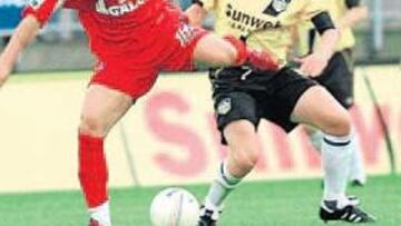 <b>DUREZA. </b>Albín tuvo que esquivar las continuas patadas del conjunto holandés.