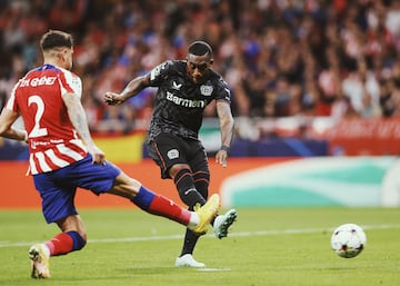 Atl¨¦tico de Madrid 1-2 Bayer Leverkusen | Otro error defensivo del Atl¨¦tico permiti¨® al Bayer atacar con todo a favor. Rob¨® Amiri y asisti¨® a Hudson-Odoi dentro del ¨¢rea, que defini¨® a la perfecci¨®n ante Oblak.
