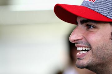 SINGAPORE - SEPTEMBER 17:  Carlos Sainz of Spain and Scuderia Toro Rosso on the drivers parade before the Formula One Grand Prix of Singapore at Marina Bay Street Circuit on September 17, 2017 in Singapore.  (Photo by Mark Thompson/Getty Images)