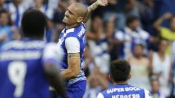 H&eacute;ctor Herrera, de espaldas, viendo la celebraci&oacute;n de Maicon, quien anot&oacute; el segundo gol del Porto ante el Estoril. 