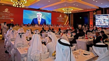 El presidente del COI Thomas Bach interviene durante la asamblea del Consejo Ol&iacute;mpico de Asia, donde se eligi&oacute; a Doha como sede de los Juegos Asi&aacute;ticos de 2030.