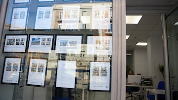 Anuncios de pisos en venta en una inmobiliaria, a 13 de abril de 2024, en Madrid (Espa?a). El precio de la vivienda usada en Espa?a ha subido un 1,8 % en el primer trimestre y un 7 % en un a?o, situando el precio del metro cuadrado en 2.079 euros, seg¨²n el ¨ªndice de precios de Idealista.
13 ABRIL 2024;IDEALISTA;PRECIO;VIVIENDA;ALQUILER;INMOBILIARIA;CASAS;VIVIENDA;COMPRA;VENTA
Jes¨²s Hell¨ªn / Europa Press
13/04/2024