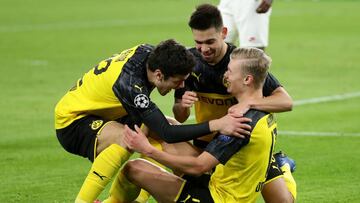 Soccer Football - Champions League - Round of 16 First Leg - Borussia Dortmund v Paris St Germain - Signal Iduna Park, Dortmund, Germany - February 18, 2020  Borussia Dortmund&#039;s Erling Braut Haaland celebrates scoring their first goal with teammates 