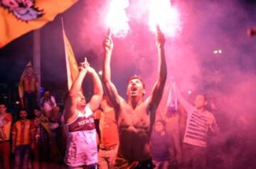 Fanáticos del equipo Galatasaray celebran, la Superliga de Campeones de Turquía, en Estambul (Turquía). El Galatasaray logró su vigésimo título de campeón de la Liga turca, tras el empate (2-2) cosechado hoy por el Fenerbahce, segundo clasificado, en su visita al campo del Istanbul Basaksehir. 