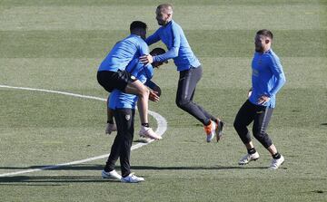 Gran ambiente y risas en el grupo de Boca durante el entrenamiento.