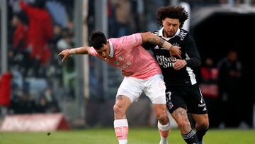 Futbol, Colo Colo vs Universidad Catolica.
Fecha 26 del campeonato Nacional 2022.
El jugador de Universidad Catolica Fernando Zampedri, centro, disputa el balon con Maximiliano Falcon de Colo Colo durante el partido de primera division realizado en el estadio Monumental de Santiago, Chile.
03/10/2022
Andres Pina/Photosport
Football, Colo Colo vs Universidad Catolica.
26th turn, 2022 National Championship.
Universidad Catolica's player Fernando Zampedri, center, vies for the ball against Maximiliano Falcon of Colo Colo during the first division match held at the Monuemtal stadium in Santiago, Chile.
03/10/2022
Andres Pina/Photosport