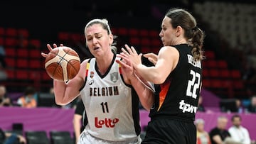 Emma Meesseman, ala-pívot de Bélgica, trata de superar a la alemana Emily Bessoir durante los cuartos del Eurobasket 2025.