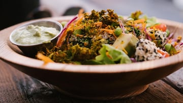 Le pregunta a su jefe sobre por una ensalada rancia en un restaurante y un inspector llama a la puerta al momento: “No está bien”