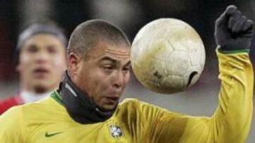 <B>CONEXIÓN MADRIDISTA</B>. El gol de Brasil, que a la postre le dio la victoria ante Rusia, llegó tras la conexión entre Roberto Carlos y Ronaldo.