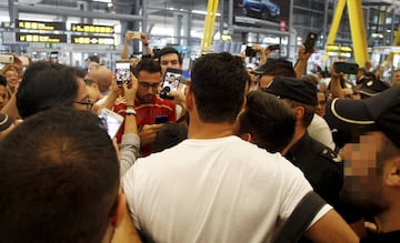 Locura por Diego Costa en su llegada a Madrid