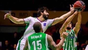 GRAF354. SEVILLA 25/03/2018,- Los jugadores del Real Betis Energía Plus Blake Schilb (i) y Askia Booker (d) y el alero del Unicaja Dani Díez, en una jugada del partido de la Liga Endesa que estos dos equipos juegan hoy en el Palacio de los Deportes de Sevilla. EFE/Julio Muñoz