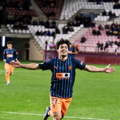 Aprobados y suspensos del Valencia: Gozálbez marca y asiste