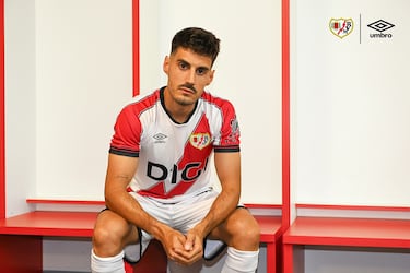 Los de Vallecas entran en el top 3 de camisetas más baratas de LaLiga. Además, cumplen 100 años en un año que promete ser histórico al disputar la Conference League. En su vuelta a las competiciones europeas 24 años después, Umbro ha elaborado una camiseta eléctrica con el diseño de un rayo rojo en medio del blanco de la camiseta. Asimismo, las mangas serán completamente rojas.