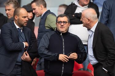 Mino Raiola, uno de los agentes más importantes en la historia fútbol, falleció el 30 de abril a los 54 años. Nacido en Nocera Inferiore, cerca de Nápoles, Raiola creció en Holanda, donde trabajó en la pizzería de su familia. Luego empezó su periplo como representante de futbolistas. Comenzó con Bergkamp y sumó cada vez más estrellas a su agencia: Nedved, Ibrahimovic, Pogba, Balotelli, Donnarumma, Verratti, De Ligt, Haaland... Famoso por ser un durísimo negociador y por su carácter duro y anticonvencional. Forbes calculó que en 2020 su volumen de negocios superó los 80 millones de euros mientras que, en 2016, obtuvo la mayor comisión en la historia del mercado: 26,154 millones para llevar a Pogba al Manchester United.