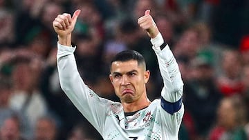 Cristiano Ronalddo es expulsado por un codazo a O´Shea en la espalda sin balón. El árbitro revisa la jugada en el VAR y le muestra la cartulina roja.