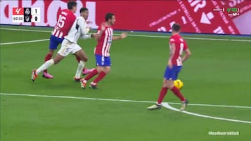 El derribo de Savic a Bellingham en el minuto 60 del derbi de LaLiga EA Sports entre Real Madrid y Atlético.