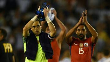 Los 7 porteros que podrían suceder a Bravo en la Roja