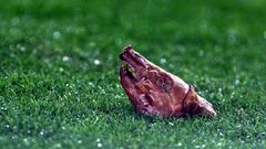 Figo regresa a Barcelona decidido a sacar los córneres... (2002)