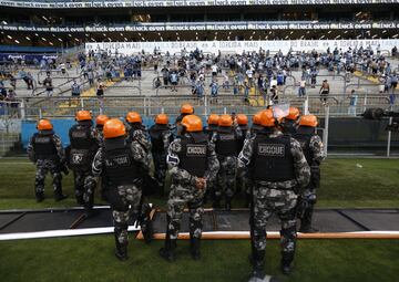 Los radicales del Gremio saltaron al terreno de juego durante el encuentro frente a la Sociedade Esportiva Palmeiras. Los asaltantes destrozaron el VAR como protesta de la derrota. 