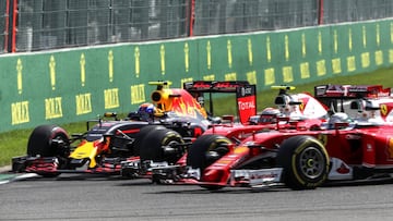 SUKI03. Francorchamps (Belgium), 28/08/2016.- German Formula One driver Sebastian Vettel (R) of Scuderia Ferrari and his teammate Finnish Formula One driver Kimi Raikkonen (C) touch each other next to Dutch Formula One driver Max Verstappen of Red Bull Racing (back) during the start of the 2016 Formula One Grand Prix of Belgium at the Spa-Francorchamps race track near Francorchamps, Belgium, 28 August 2016. (Bélgica) EFE/EPA/SRDJAN SUKI PUBLICADA 31/08/16 NA MA23 3COL