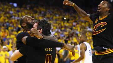El preciso instante en el que acaba el séptimo partido de las Finales 2016: LeBron y sus Cavs han sellado una de las mayores gestas de la historia del deporte.