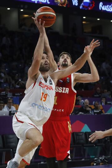 El alero de la selecci車n espa?ola de baloncesto Fernando San Emeterio entra a canasta ante la oposici車n del base ruso Aleksei Shved.