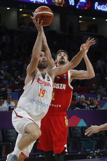 El alero de la seleccin espa?ola de baloncesto Fernando San Emeterio entra a canasta ante la oposicin del base ruso Aleksei Shved.