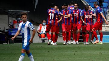 GRAF6798. L'HOSPITALET DE LLOBREGAT (BARCELONA), 12/07/2020.- El centrocampista del SD Eibar, Edu Expósito (c), celebra con sus compañeros tras marcar el 0-1 durante el partido correspondiente a la jornada 36 de LaLiga Santander, que se