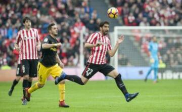 Raúl García se va de Koke.
