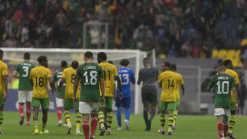 El partido entre México y Jamaica fue suspendido momentáneamente por una tormenta eléctrica.