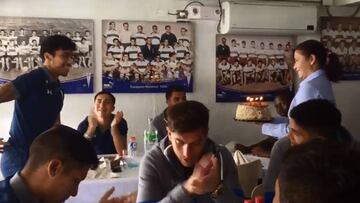 El festejo de cumpleaños del plantel de la UC a Edson Puch