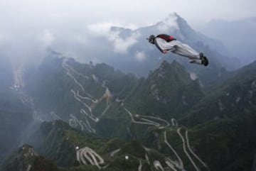 As¨ª se lanz¨® el venezolano Carlos Briceno en una prueba de vuelo en la monta?a Tianmen en China.