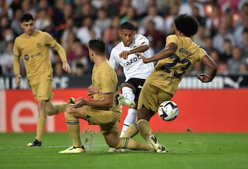 Samuel Lino con Eric García y Jules Koundé.