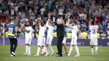 Los jugadores del Real Madrid saludan a los aficionados del Bernabéu que les animaban para la final de la Champions después del partido contra el Betis.