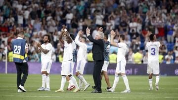 Los jugadores del Real Madrid saludan a los aficionados del Bernab&eacute;u que les animaban para la final de la Champions despu&eacute;s del partido contra el Betis.