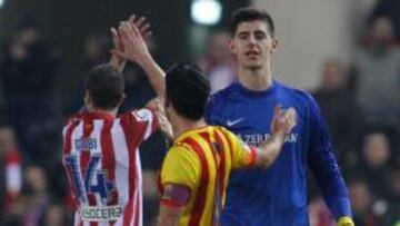 Courtois saluda a Xavi.