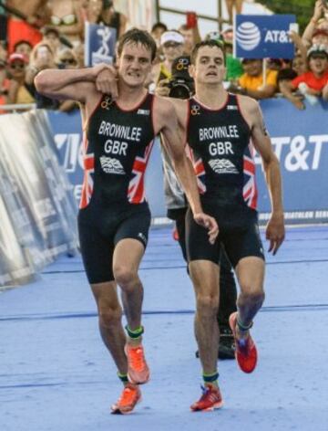 Alistair Brownlee ayuda a su hermano Jonathan.