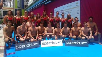 Los chicos y las chicas del equipo español de natación posan con los bañadores con los que competirán en los Juegos Olímpicos de Río.