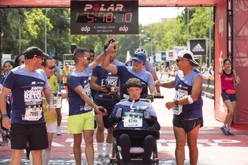 El Team Espada, con Carlos a la cabeza, cruza la meta de la Marat&oacute;n de Madrid 2021.