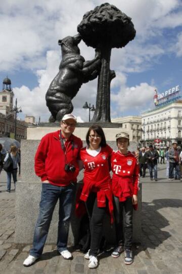 Los seguidores del Bayern Munich toman Madrid para animar a su equipo en el partido de ida de las semifinales de la Champions League que se disputará hoy en el Santiago Bernabéu.
