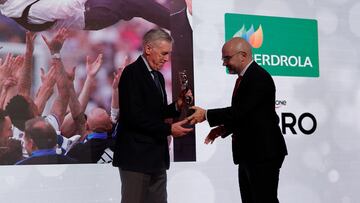 Carlo Ancelotti recibe su premio de manos de Carlos Núñez, presidente ejecutivo de PRISA.