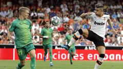 GRAF7408. VALENCIA, 17/08/2019.- El jugador de la Real Sociedad Martin Odegaard (i) y el jugador del Valencia Gabriel Paulista (d), disputan un bal&oacute;n a&eacute;reo en el partido correspondiente a la primera jornada de LaLiga Santander, disputado est