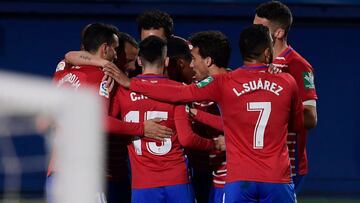 Los jugadores del Granada, celebrando el gol de Soldado ante el Villarreal.