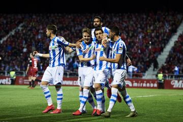 0-1. Mikel Oiarzabal celebr¨® el primer gol.
