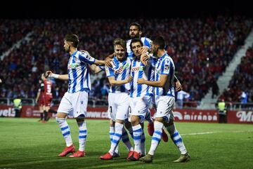 0-1. Mikel Oiarzabal celebró el primer gol.