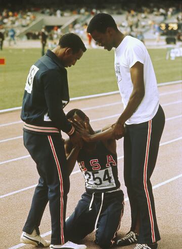 Juegos Olímpicos de Mexico 1968. Bob Beamon, llora arrodillado en la pista tras establecer el record mundial de 8,90 metros en salto de longitud.