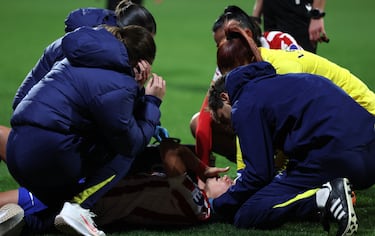 Andrea Medina salio en camilla por los servicios sanitarios y trasladada en ambulancia tras un golpe en la cabeza con la rodilla de Barbara Bonansea.